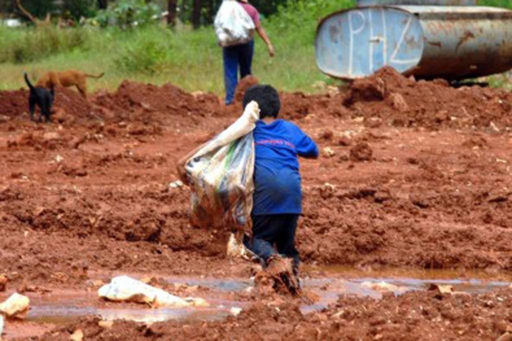 Há criança no celular, mas pisando no esgoto, diz chefe da BRK Ambiental