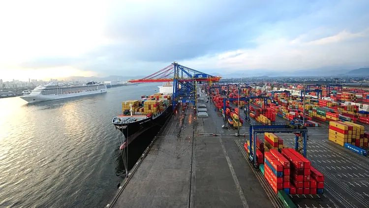 Porto de Santos: caminhões com combustíveis que estavam bloqueados no interior do porto também saíram com escolta (Germano Lüders/Exame)