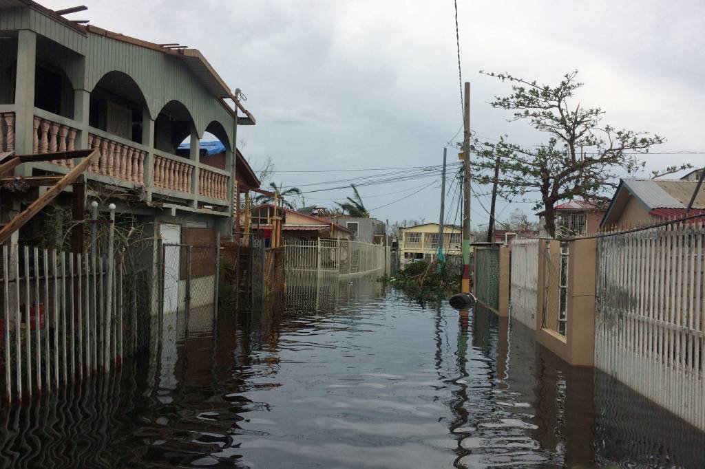 Passagem do furacão Maria deixa 13 mortos em Porto Rico