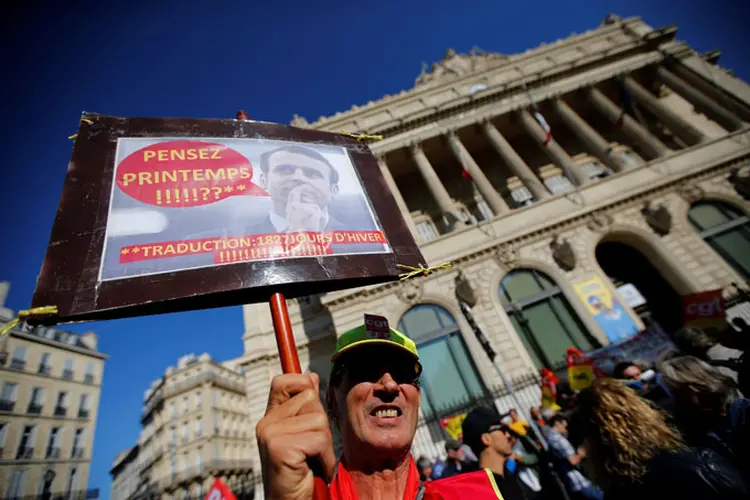 Protestos: na capital, o transito foi bloqueado na Praça da Bastilha e na Avenida Champs-Élysées, por conta de um protesto paralelo organizado pelos feirantes (Jean-Paul Pelissier/Reuters)