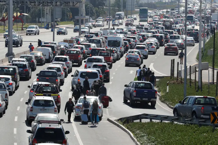 Protesto contra o Uber e Cabify fecha rodovia: imagens mostraram o trânsito se estendendo por quilômetros (Divulgação/Reuters)