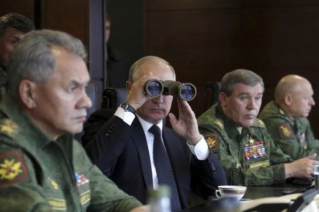 Putin supervisiona jogos de guerra vistos da Rússia