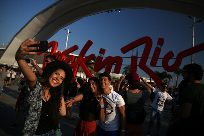 Confusões e furtos: fãs relatam problemas na saída do Rock in Rio