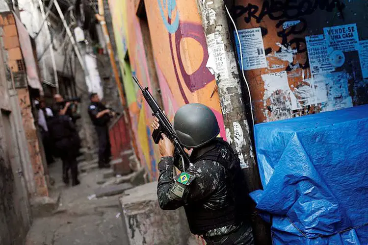 Rocinha: a comunidade é alvo de operações diárias da Polícia Militar desde o último domingo (17) (Ricardo Moraes/Reuters)