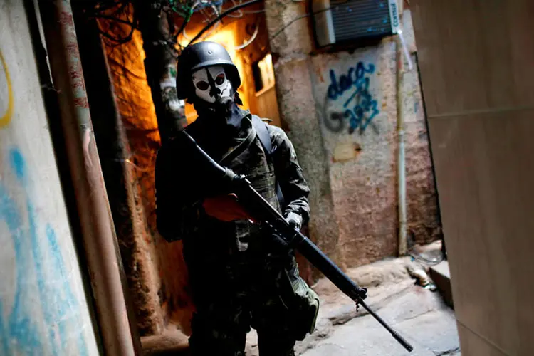 Membro das Forças Armadas em operação na favela da Rocinha, no Rio de Janeiro (Bruno Kelly/Reuters)