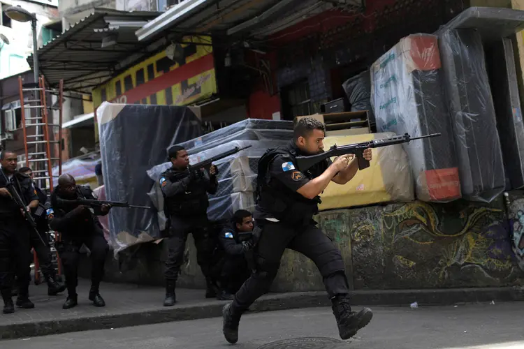 Policias durante perseguição: proposta busca aumentar cooperação entre as polícias da região e diminuir a impunidade e a fragilidade das fronteiras (Ricardo Moraes/Reuters)