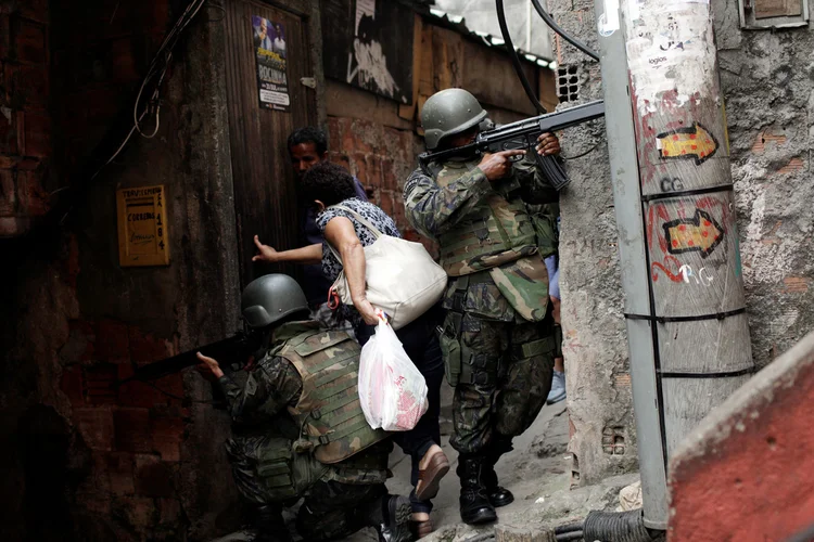 Rocinha: um intenso tiroteio entre criminosos e policiais ocorreu hoje na região (Ricardo Moraes/Reuters)