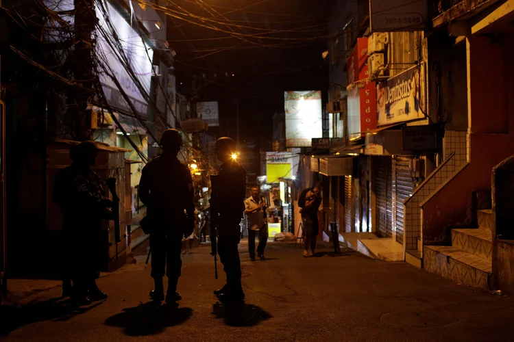 Rocinha: após o confronto, os policiais fizeram buscas na região e apreenderam um fuzil e uma pistola (Ricardo Moraes/Reuters)