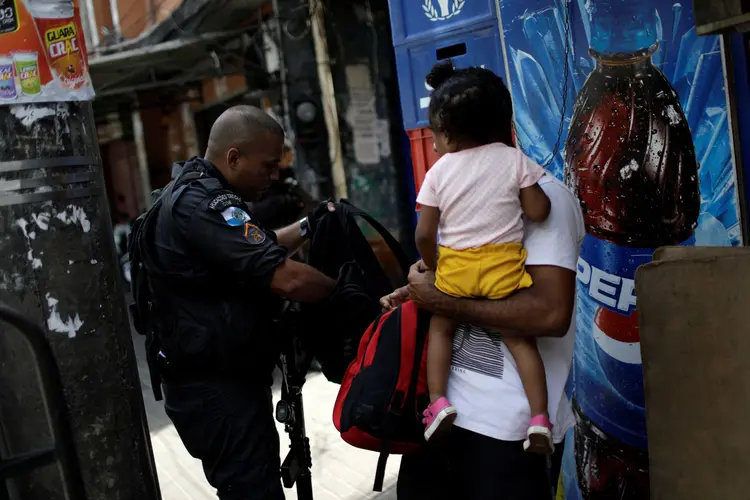 Polícia na Rocinha: à tarde, as operações da polícia ganharam o apoio de tropas das Forças Armadas (Ricardo Moraes/Reuters)