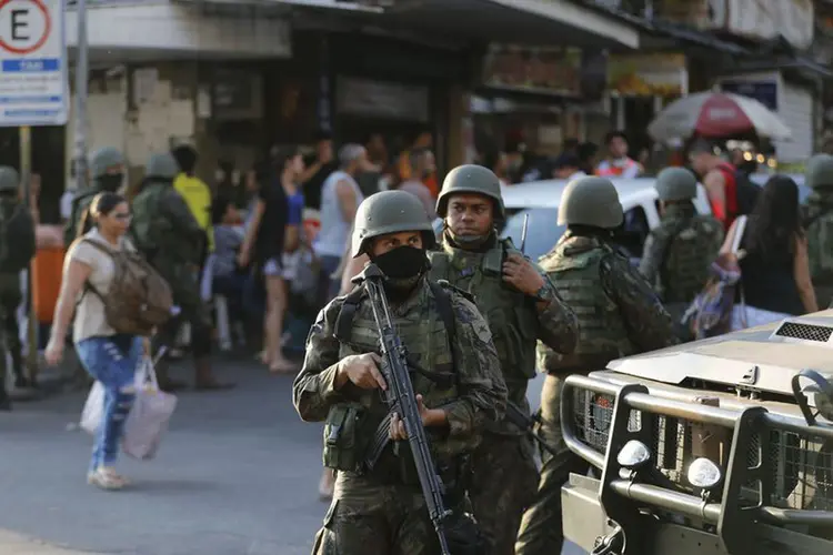Rocinha: os militares realizavam uma operação de busca do traficante Rogério 157 e seu bando (Fernando Frazão/Agência Brasil)