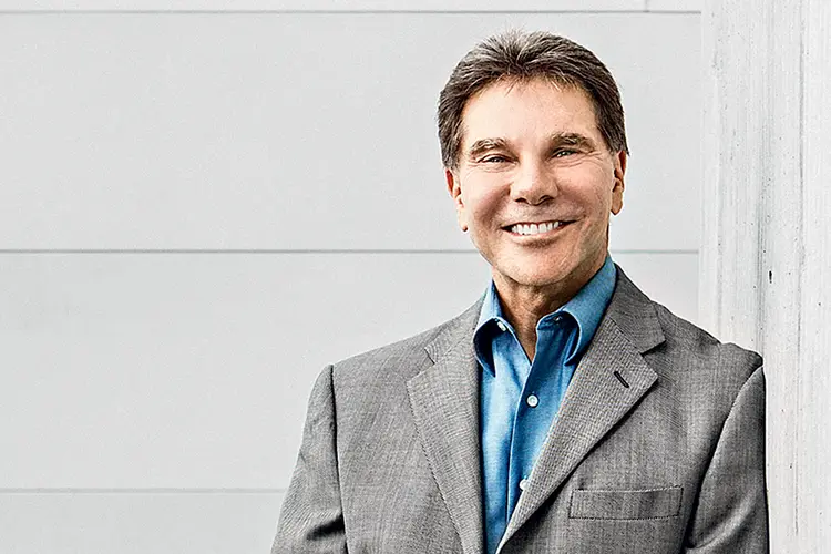 Robert Cialdini, especialista em 
persuasão e influência: Seu principal livro,  As Armas da Persuasão, 
de 1984, já vendeu mais de 3 milhões de cópias. (Divulgação/Exame)