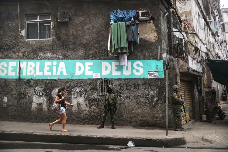 Rocinha: desde a quinta-feira, 22, as crianças estão sem aulas, por conta das trocas de tiros sucessivas (Mario Tama/Getty Images)