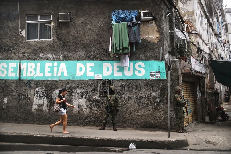 Rocinha: policiais da UPP faziam patrulhamento pelo Largo do Boiadeiro quando foram atacados (Mario Tama/Getty Images)