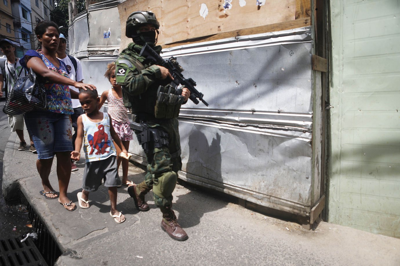 Operação mobiliza polícia e exército no Morro dos Macacos, no Rio