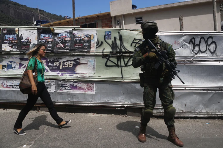 O efetivo é ainda maior do que no dia anterior, de cerca de 600 integrantes do Exército, Marinha e Aeronáutica e mais 550 policiais (Mario Tama/Getty Images)