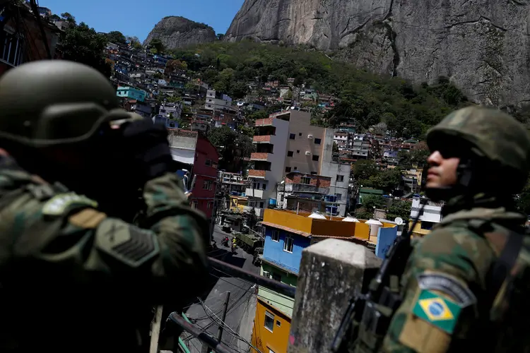 Rocinha: os militares das forças armadas começam se retirar da comunidade na manhã de hoje (Bruno Kelly/Reuters)