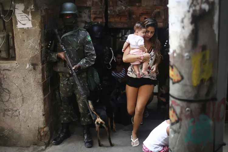 Forças Armadas na favela da Rocinha, no Rio de Janeiro (Mario Tama/Getty Images)