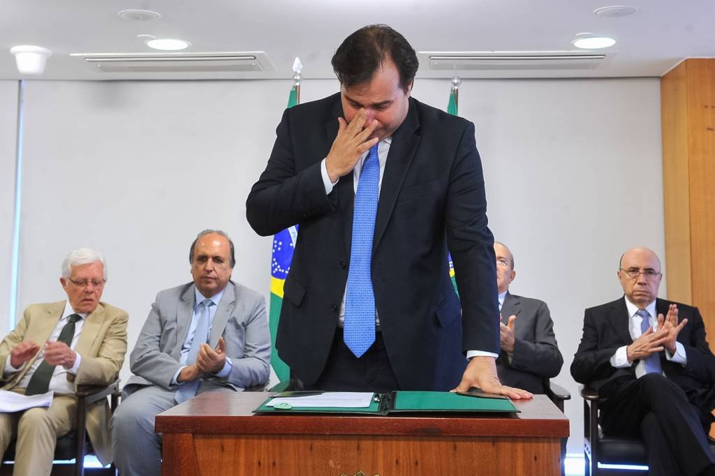 Maia chora ao homologar acordo de recuperação fiscal do Rio