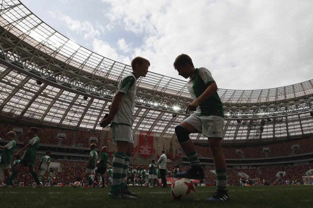 Com atrasos, estádios da Copa expõem 'guerra' na Rússia