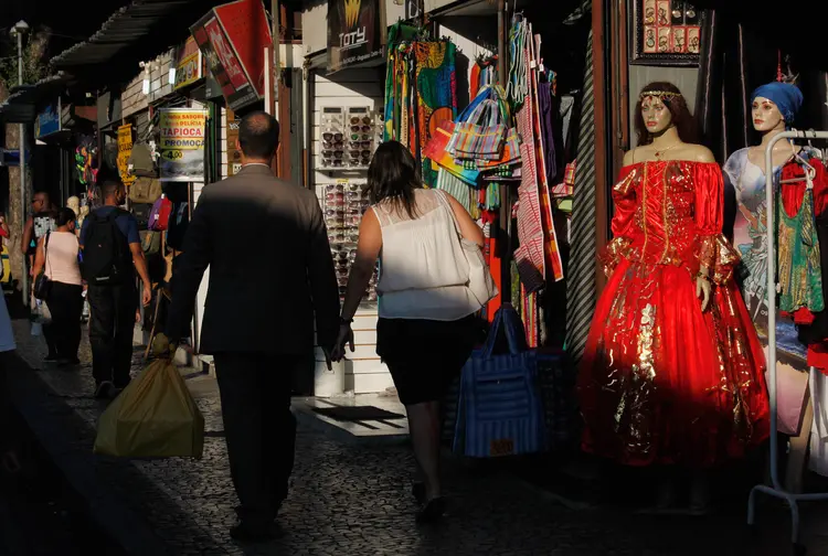 Consumidores caminham no mercado do Saara, no Rio de Janeiro (Mario Tama/Getty Images)