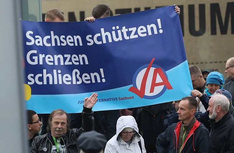 PROTESTO DO AFD EM DRESDEN: região da Saxônia foi onde o partido de direita AfD teve o melhor desempenho nas eleições do último domingo. Na faixa é possível ler: &#8220;proteja a Saxônia! Fechem as fronteiras!&#8221; / Sean Gallup / Getty Images