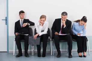 Imagem referente à matéria: Psicólogo revela truques de linguagem corporal para entrevista de emprego: 'Se fingir, vão perceber'