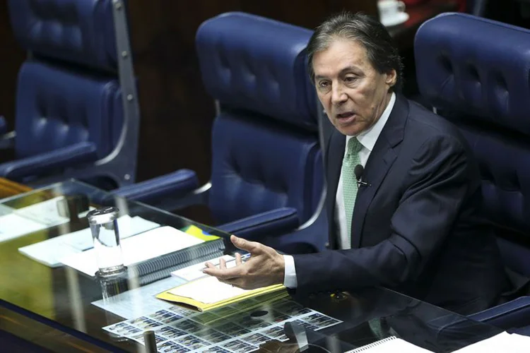 Brasília - O presidente do Senado, Eunício Oliveira, durante  sessão plenária extraordinária para deliberar sobre decisão do Supremo Tribunal Federal que afastou Aécio Neves (PSDB-MG) do exercício de seu mandato e determinou o recolhimento noturno do senador em casa  (Marcelo Camargo/Agência Brasil)