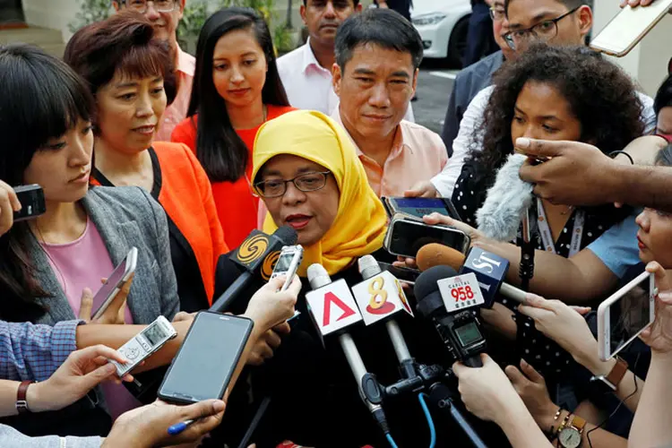 Presidente: Halimah Yacob, acompanhada pelo seu marido e centenas de seguidores, pediu "unidade", em um discurso em inglês e malaio (Edgar Su/Reuters)