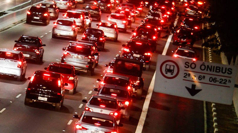 SP: Ônibus e caminhões são 5% da frota, mas representam metade da poluição
