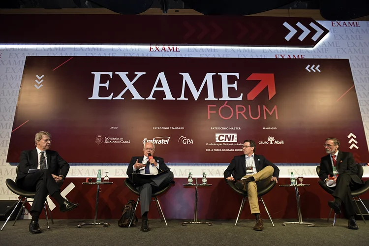 Carlos Ari Sunfeld, professor da Escola de Direito da FGV SP, Carlos Velloso ex-presidente do STF, Caio Farah Rodriguez, sócio do escritório Barros Pimentel, Alcântara Gil e Rodriguez, e José Roberto Caetano, da revista EXAME, em palestra no Exame Fórum, dia 4 de setembro de 2017 (Germano Lüders/Exame)