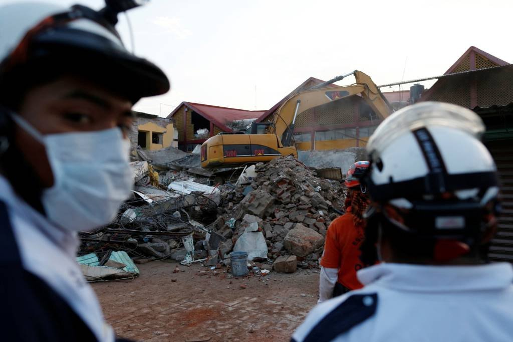 Sobe para 65 número de mortos em terremoto no México