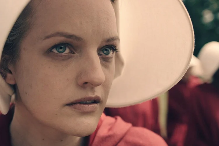 Elizabeth Moss: atriz interpreta a protagonista June Osborn, uma das poucas mulheres férteis em The Handmaid's Tale (Hulu/Divulgação)