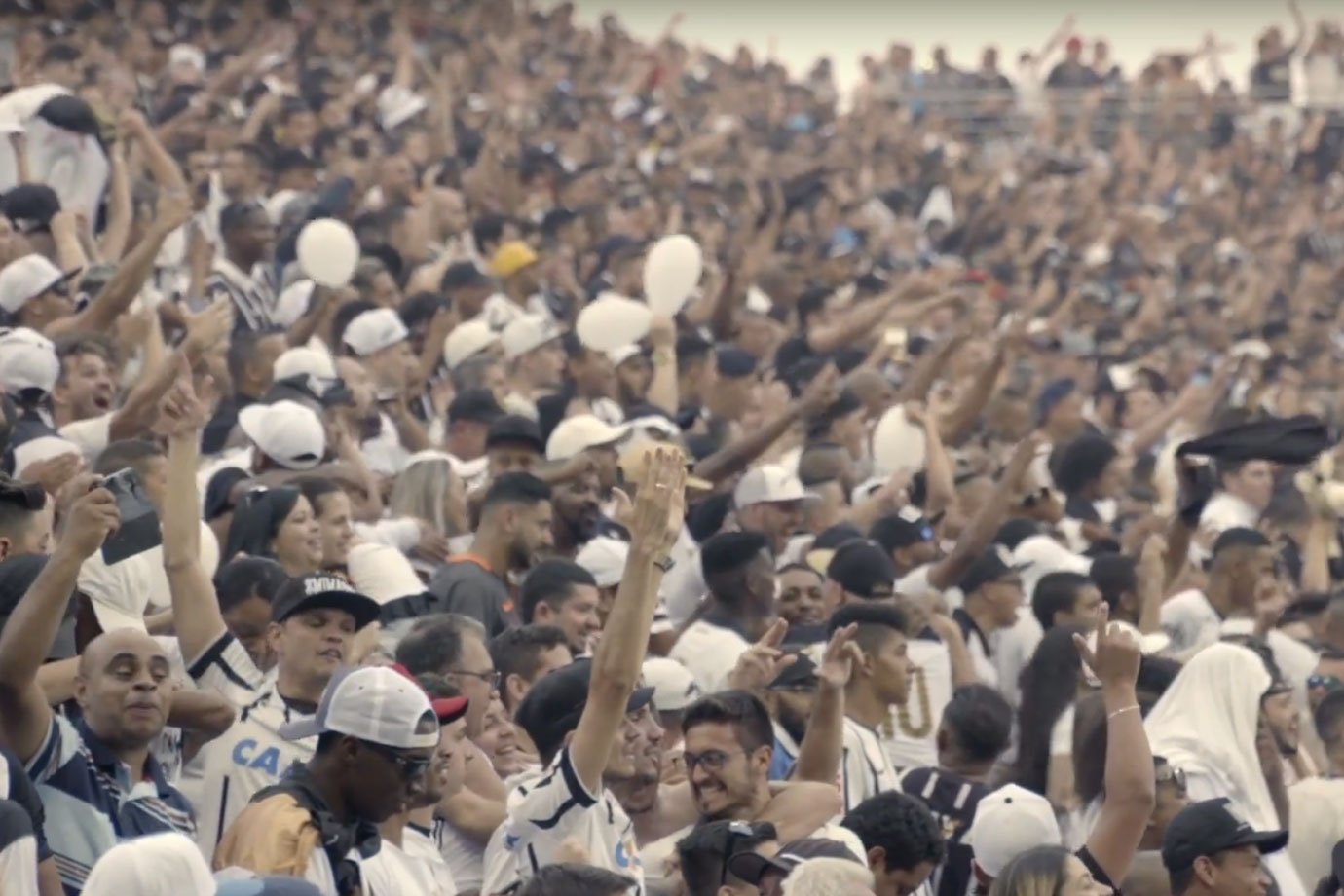 Alcatel traduz cantos da torcida do Corinthians para Libras