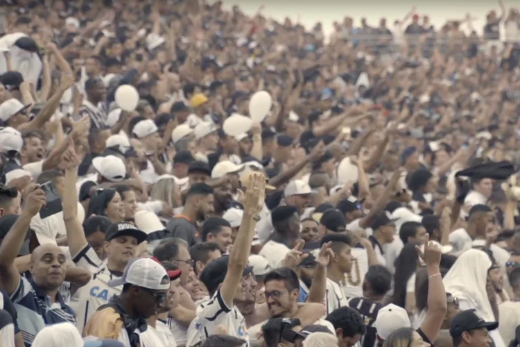 Corinthians: os torcedores puderam, pela primeira vez, participar da festa cantando os hinos (Alcatel/Reprodução)