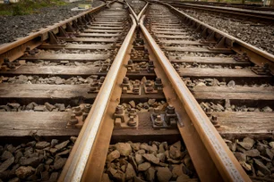 Imagem referente à matéria: Homem sobrevive pendurado a trem de alta velocidade na Áustria