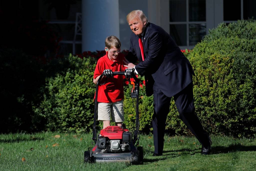 Menino de 11 anos se oferece para cortar a grama da Casa Branca