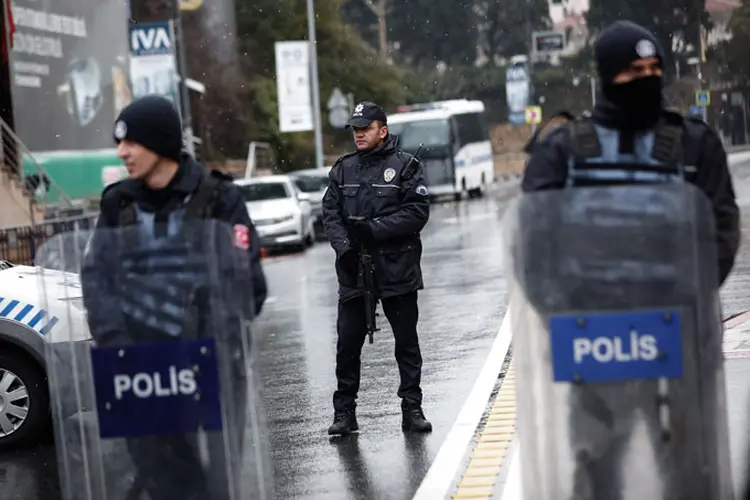 Polícia turca: desde a tentativa golpista, as autoridades detiveram ou suspenderam dezenas de milhares de policiais, militares, juízes, professores e funcionários (Stringer/Getty Images)