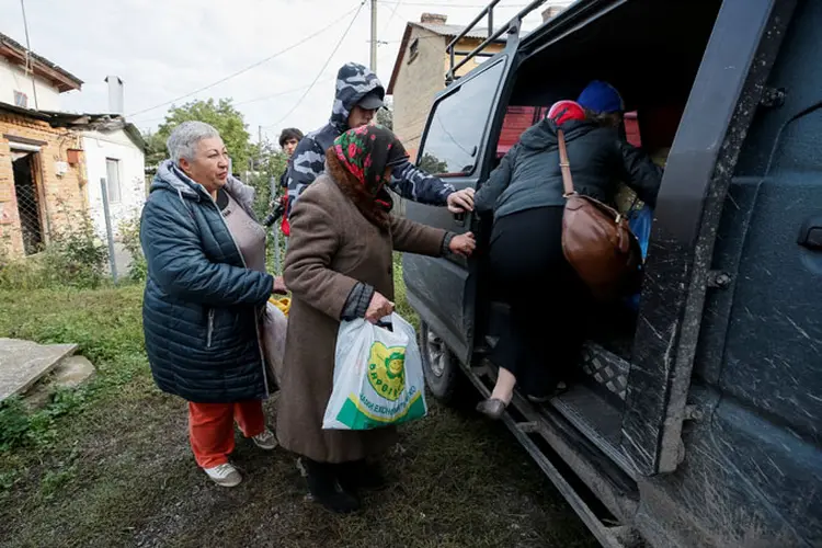 Ucranianos são evacuados após incêndio em depósito militar (Gleb Garanich/Reuters)