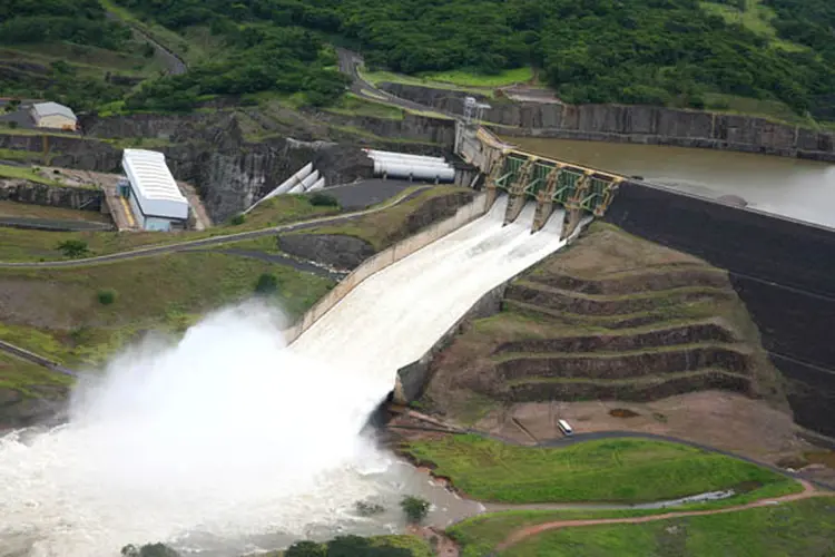 Hidrelétricas: reservatórios começariam a reta final do ano em 20 por cento da capacidade de armazenamento, perto do pior nível já registrado no histórico (Cemig/Divulgação)