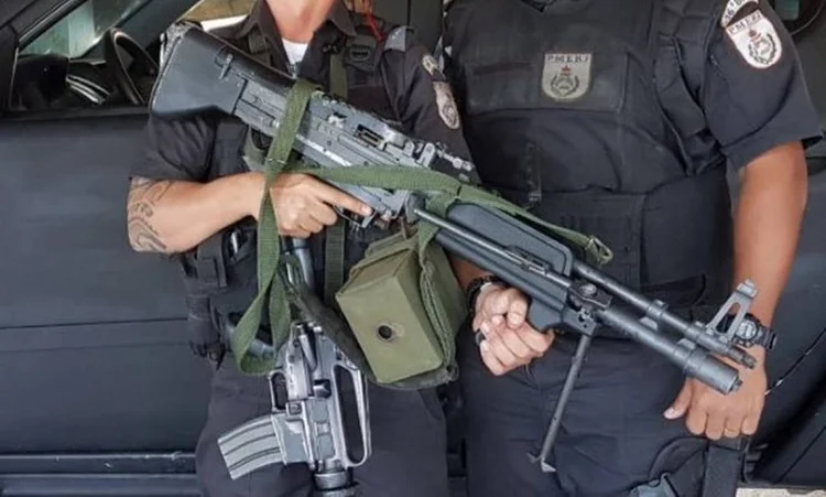 Metralhadora M60 achada pela Polícia Militar em favela: arma usada nos filmes por Rambo (16º BPM/Olaria/Divulgação)