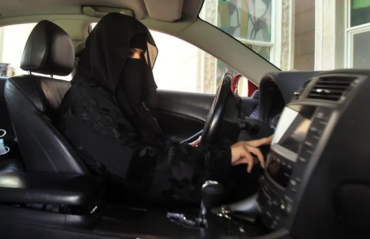 Mulheres sauditas: com frequência, elas eram detidas pela polícia por dirigir e precisavam que um parente do sexo masculino as buscassem (Faisal Al Nasser/Reuters)