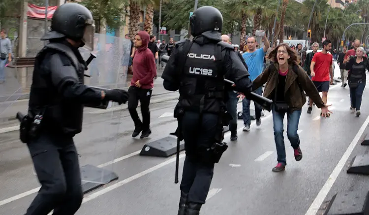Polícia espanhola usou cacetetes e balas de borracha para frustrar uma votação sobre a independência na Catalunha (Enrique Calvo/Reuters)