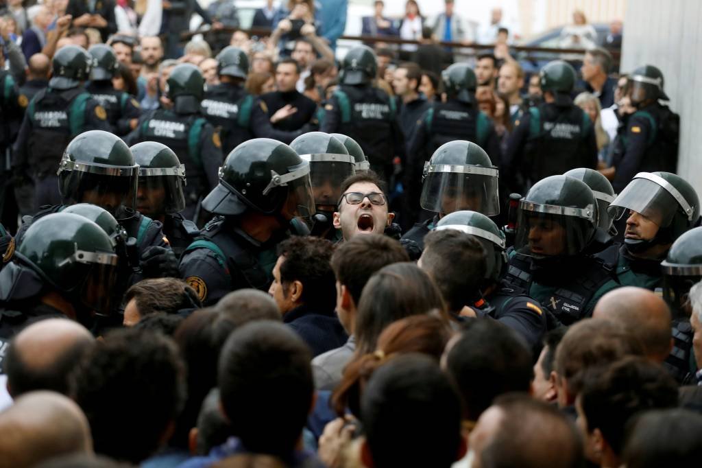 Ação policial para impedir plebiscito na Espanha gera polêmica