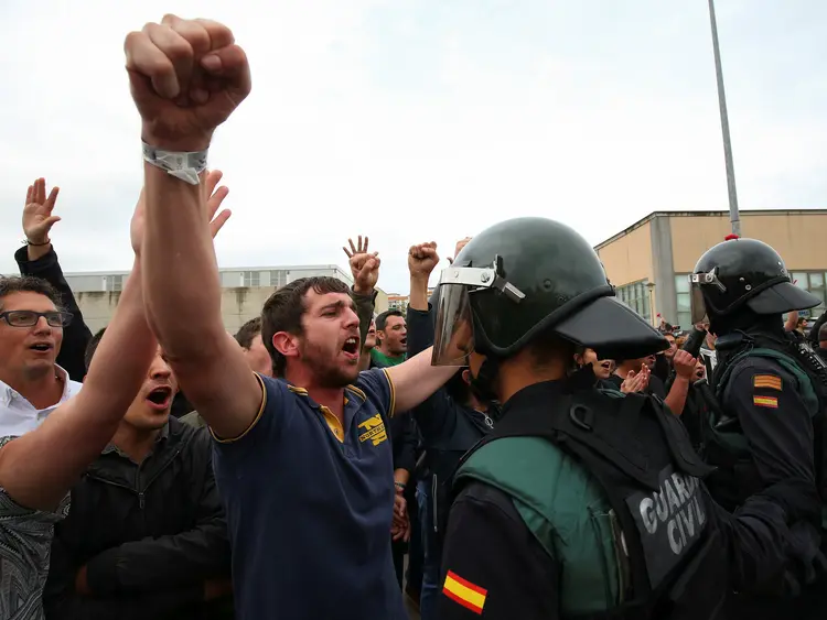 Catalunha: polícia nacional espanhola agiu para fechar dezenas de locais de votação no domingo (Albert Gea/Reuters)