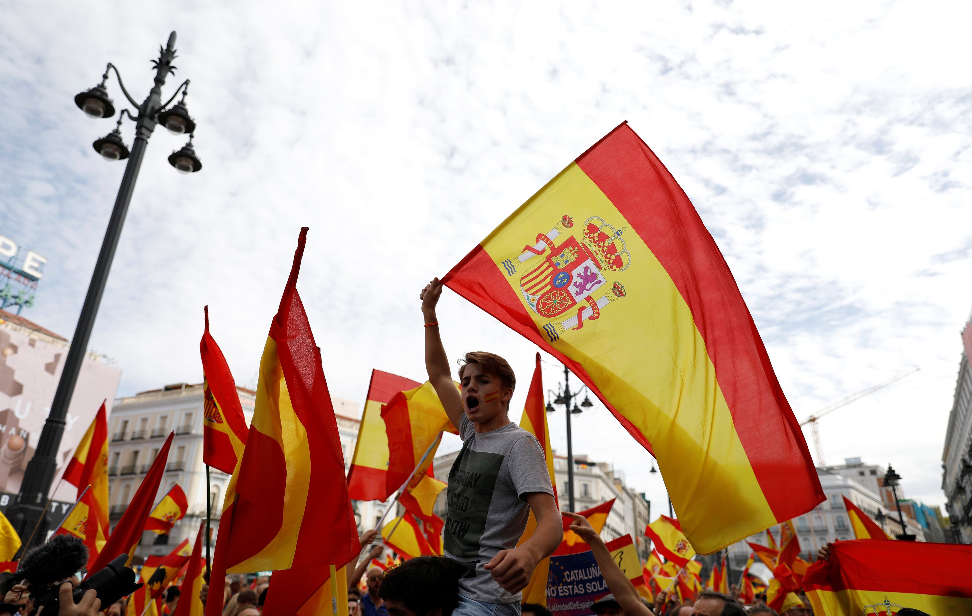 Espanha critica declaração e suspensão de independência catalã