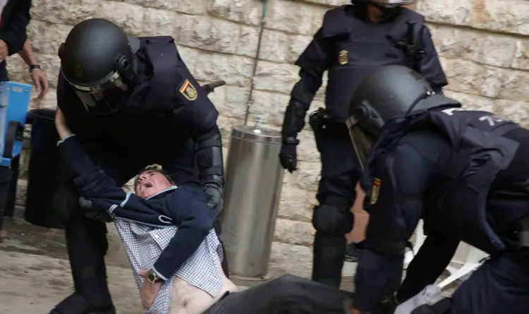 Catalunha: “Nós não usaremos a força para entrar, mas ficaremos do lado de fora durante o dia todo caso tenhamos acesso” (David Gonzalez/Reuters)