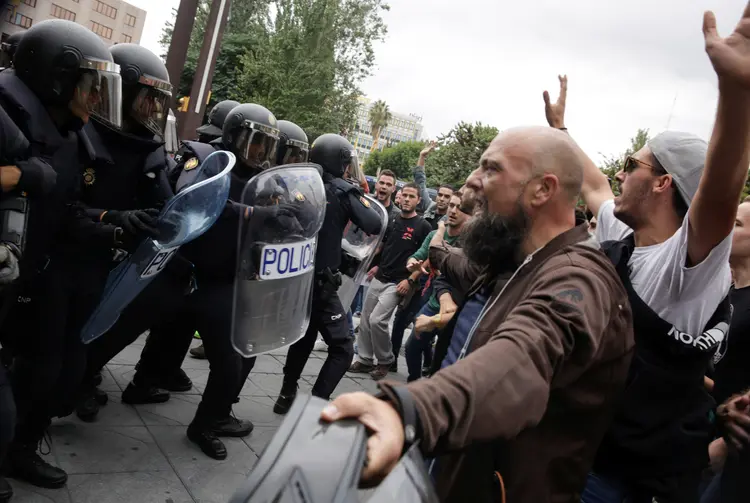 Catalunha: a polícia catalã foi muito criticada pela suposta falta de atividade nessa ocasião (David Gonzalez/Reuters)