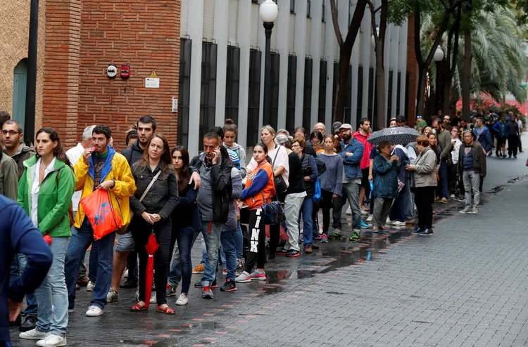 Catalunha: alguns manifestantes também se concentram em frente à sede do governo regional (Yves Herman/Reuters)
