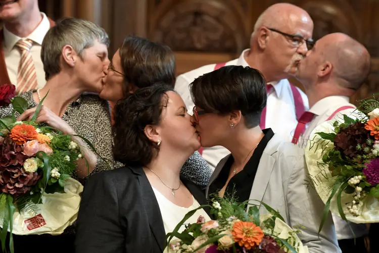 Casamento coletivo em Hamburgo: apesar do feriado, muitas prefeituras estão abertas para cumprir a lei desde o primeiro dia (Fabian Bimmer/Reuters)