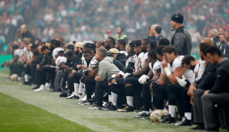 Protesto durante o hino: "É muito importante que os jogadores da NFL fiquem em pé amanhã", disse Trump (Matthew Childs/Reuters)
